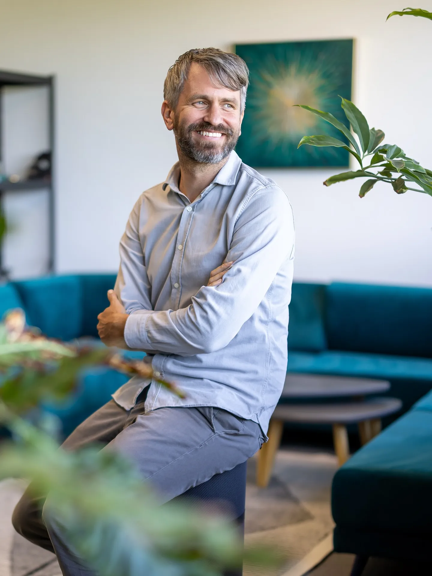 Business-Portrait eines Kunden in moderner Lounge