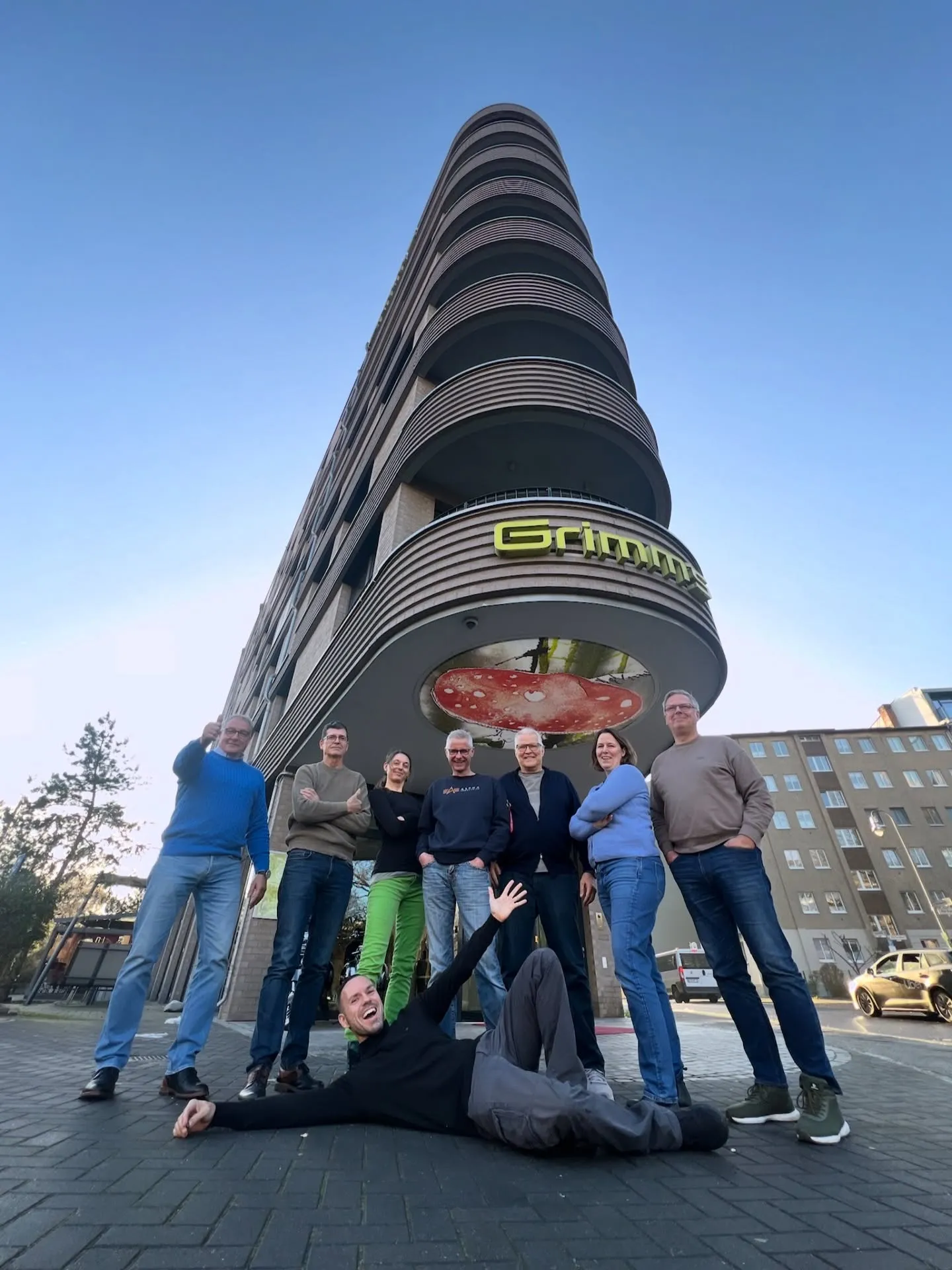 VIEREGG Design Teamfoto vor dem Grimm Hotel