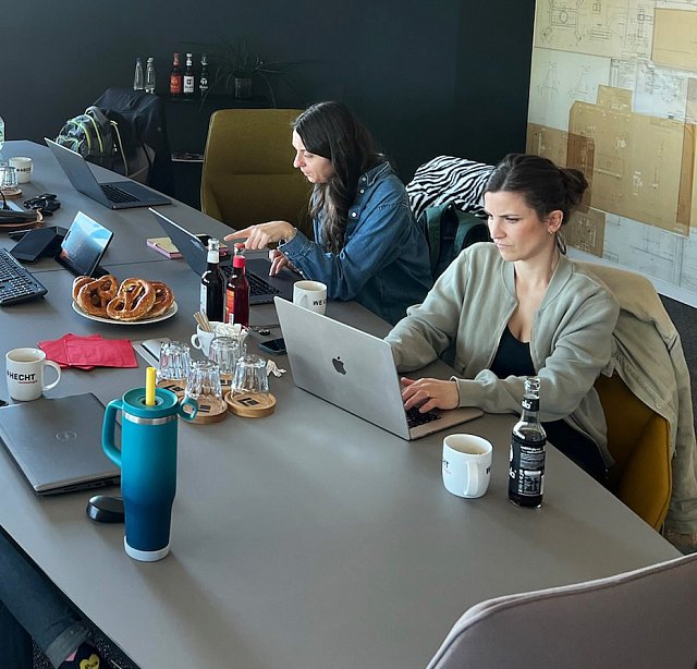 Kreative Zusammenarbeit am Laptop