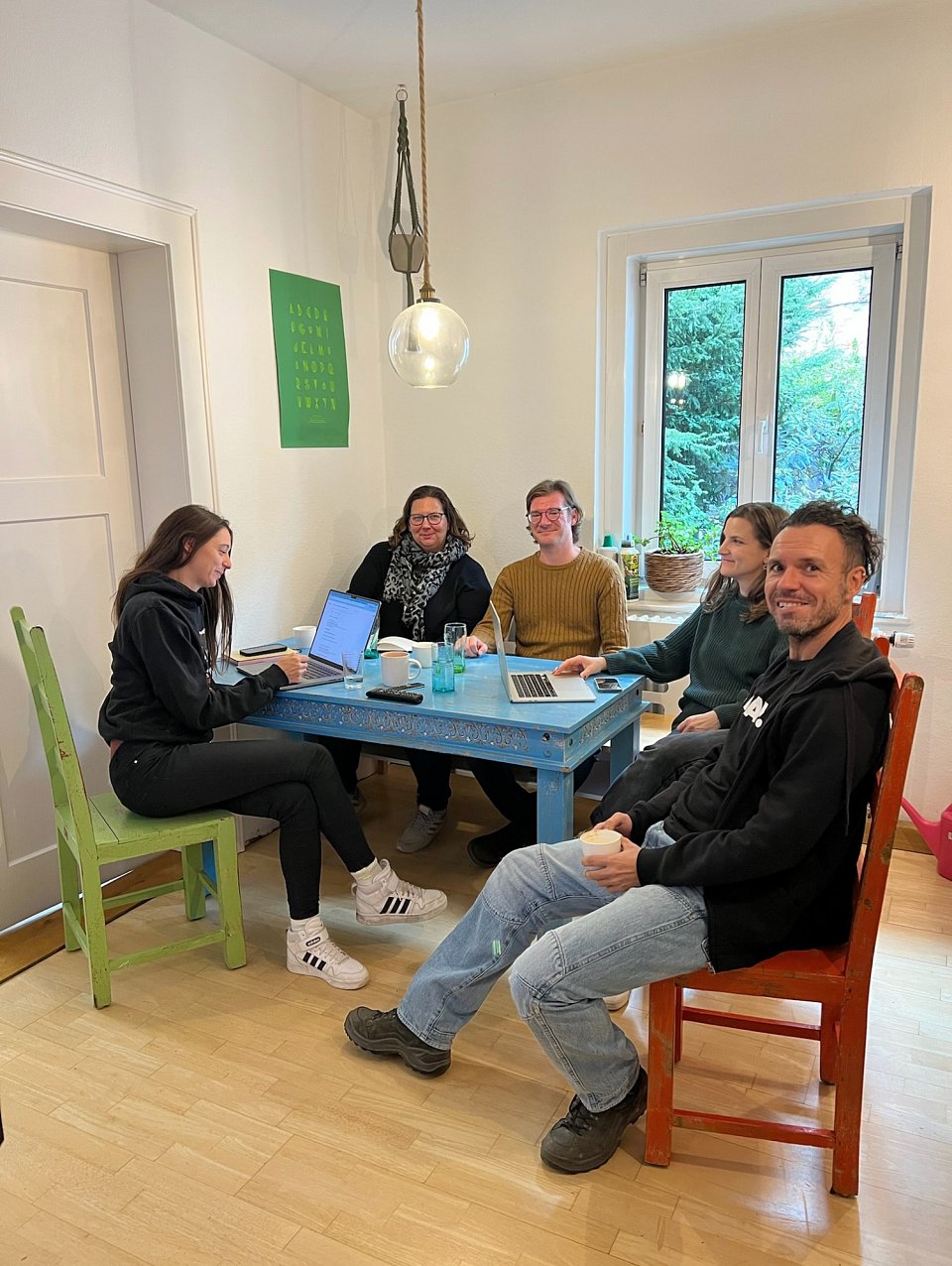 VIEREGG Design Team bei der Besprechung am Tisch